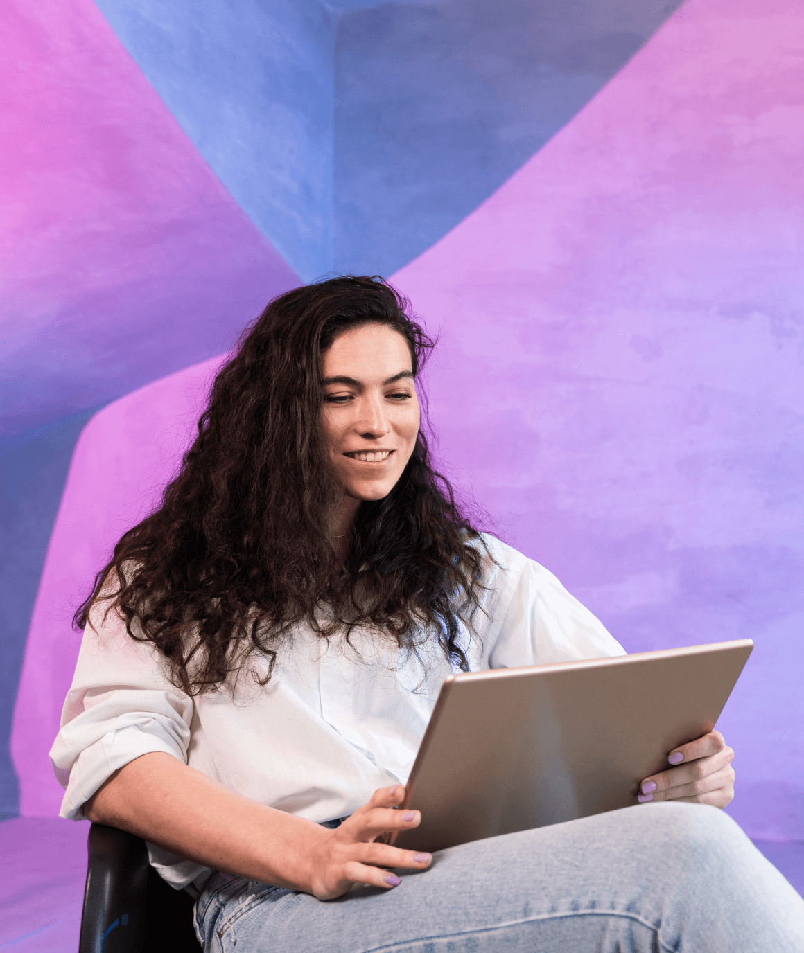 menina trabalhando no computador